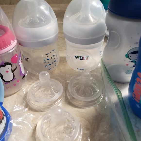 Baby bottles and sippy cup - Picture 2 of 4